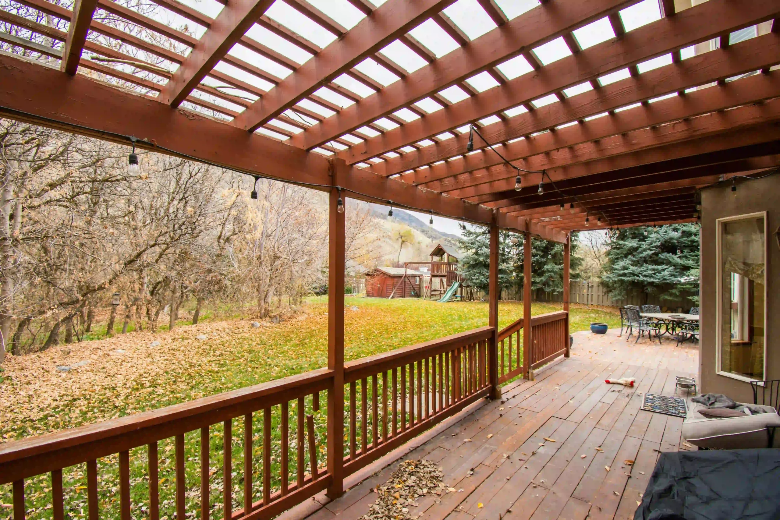 Custom outdoor patio design featuring stylish furniture and an ergonomic layout.